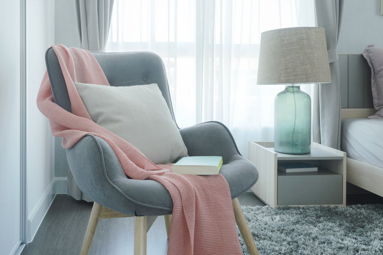Gray-easy-armchair-with-pink-scarf